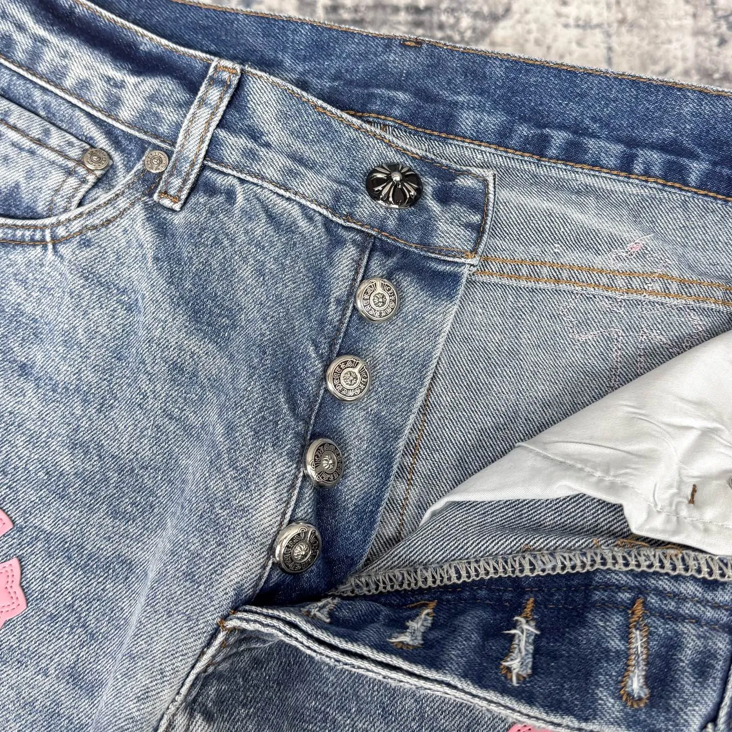 P260 Chrome Hearts 25FW CH Blue Pants Pink Leather Cross Bamboo Jeans. It adopts patchwork elements, mostly in the shape of a cross, and has glitter on the leather surface. Unique design, simple and elegant details, exquisite workmanship, the entire trousers are neatly routed, and the details are in place! It’s also so cool that both men and women can easily control it. It’s a gender-neutral trendy up version. Color: blue pants and pink leather Size: 28 30 32 34 36